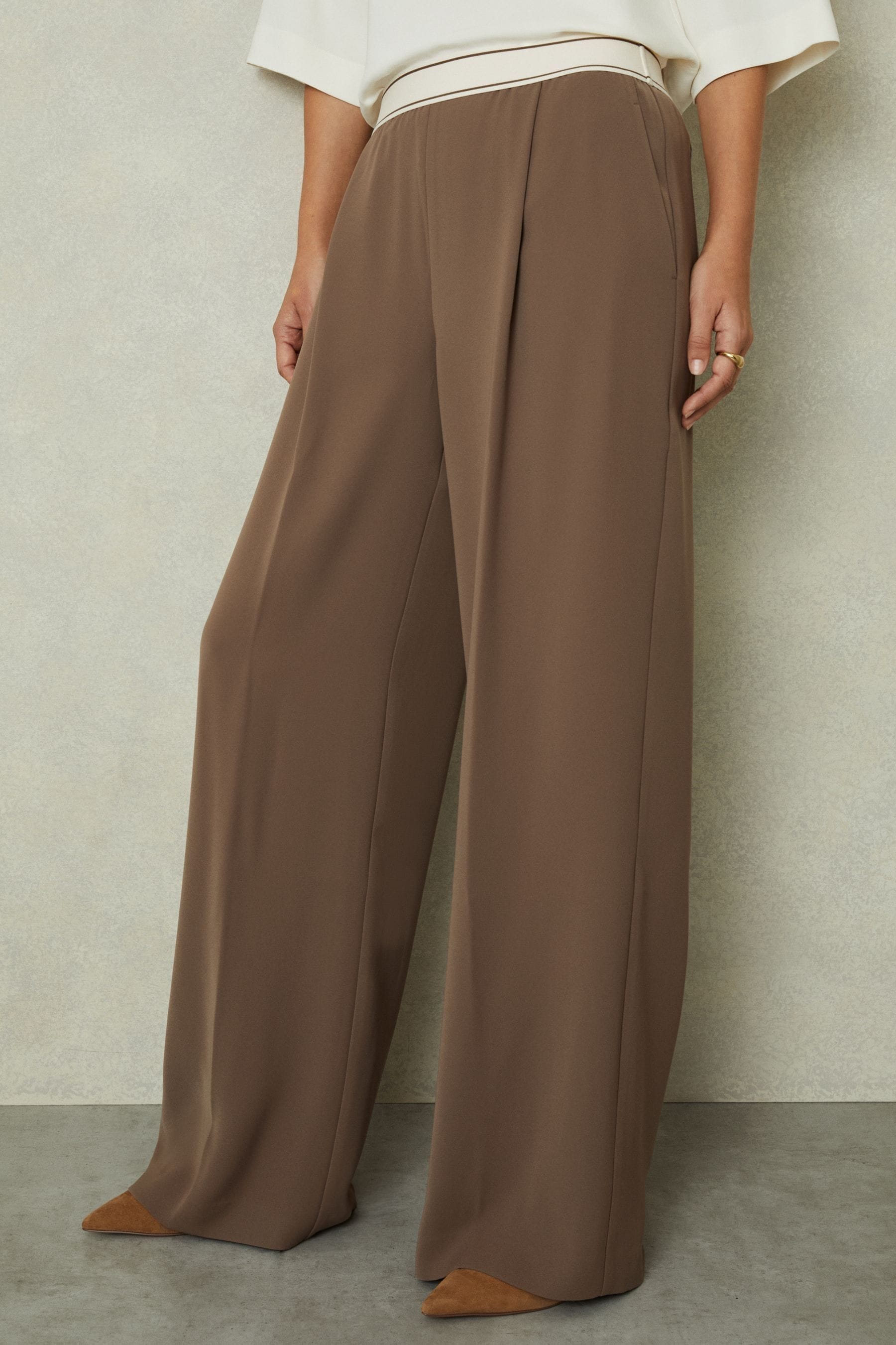 Reiss Abigail Mocha Brown Petite Wide Leg Elasticated Trousers, 14, Navy & camel