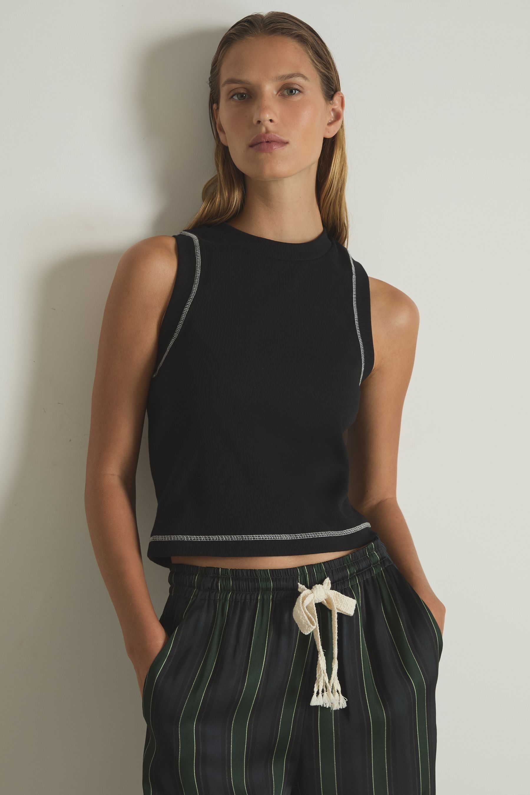 Reiss Black/ivory Lea Cotton With Stretch Contrast-stitch Vest In Black/ivory