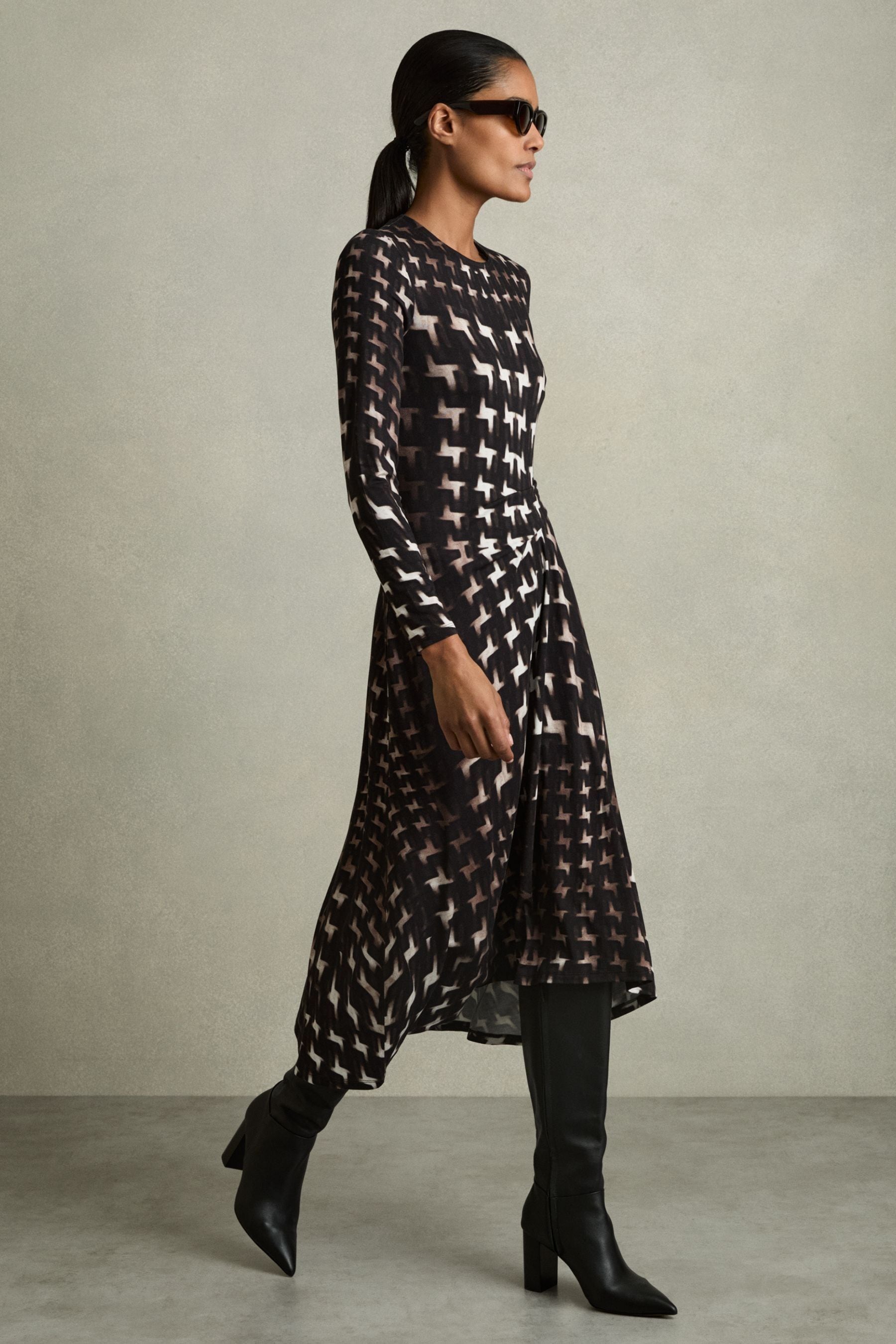 Reiss Black Houndstooth-print Ruched Midi Dress In Black