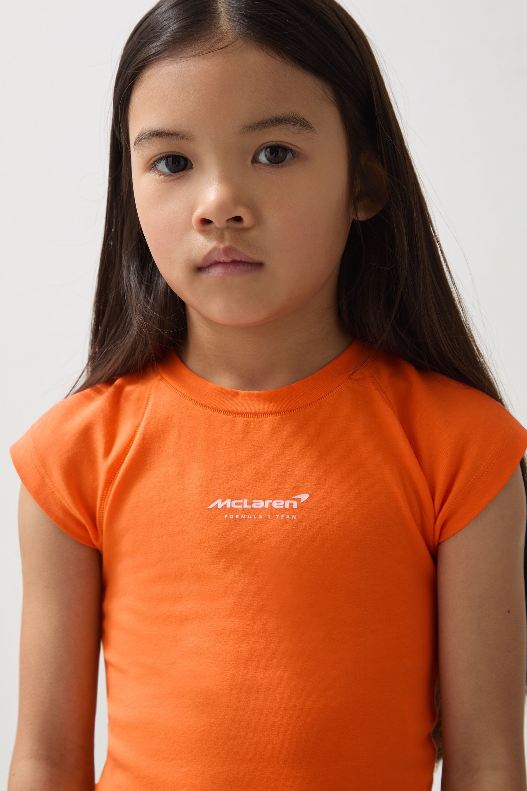 Reiss Mclaren Orange 9-13 Yrs Mclaren F1 Team Cropped Logo T-shirt In Orange