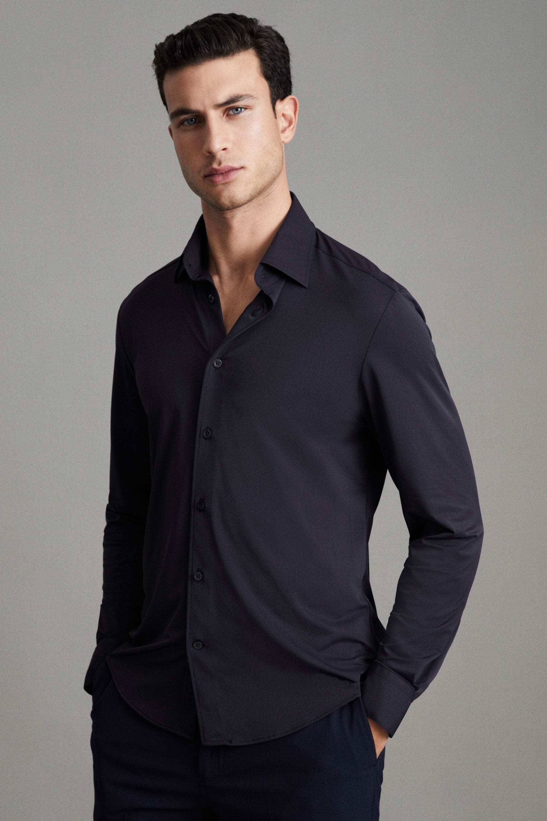 Reiss Voyager Stretch Performance Solid Regular Fit Button Down Travel Shirt In Navy