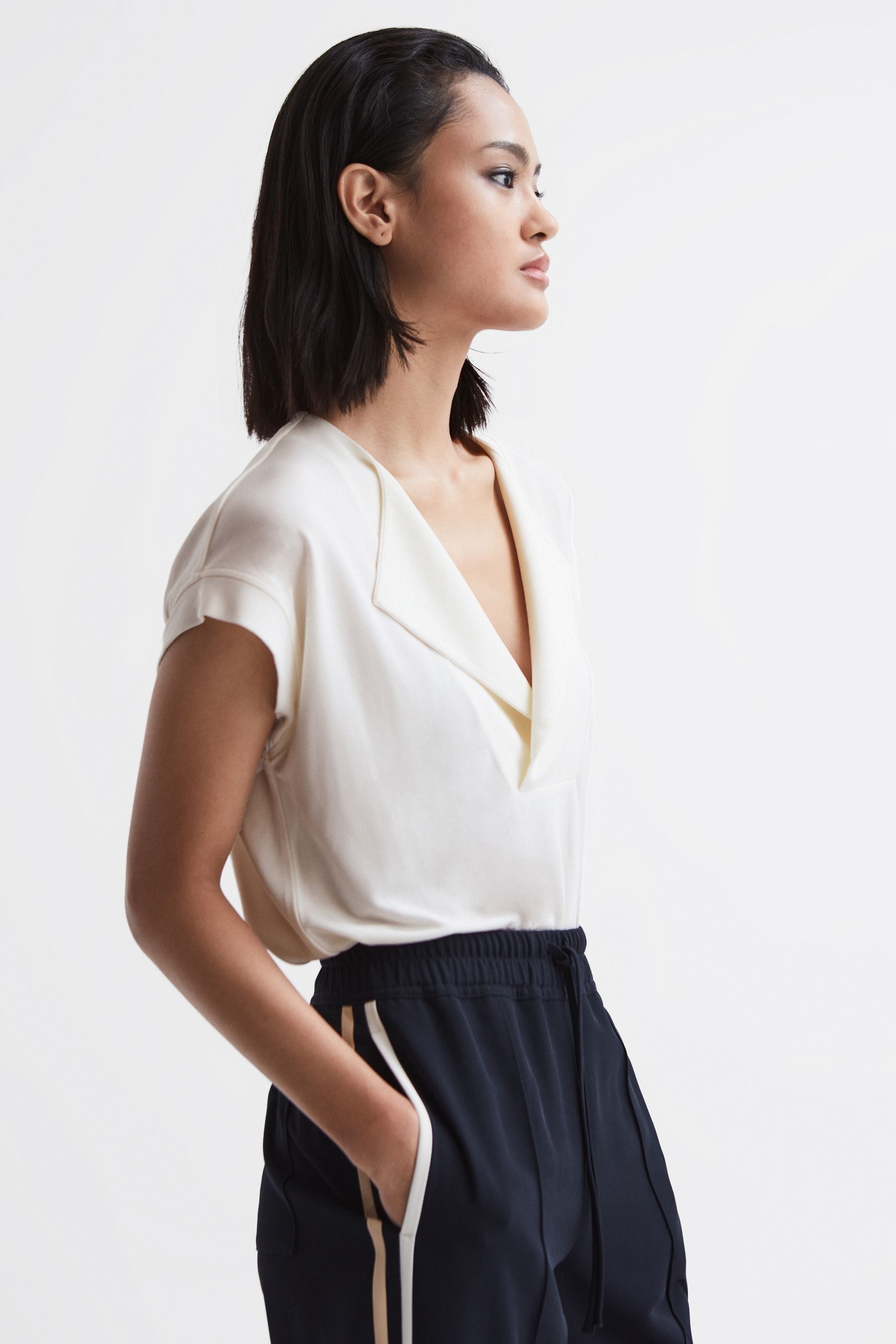 Shop Reiss Kurzärmeliges Top Mit V-ausschnitt In Cream