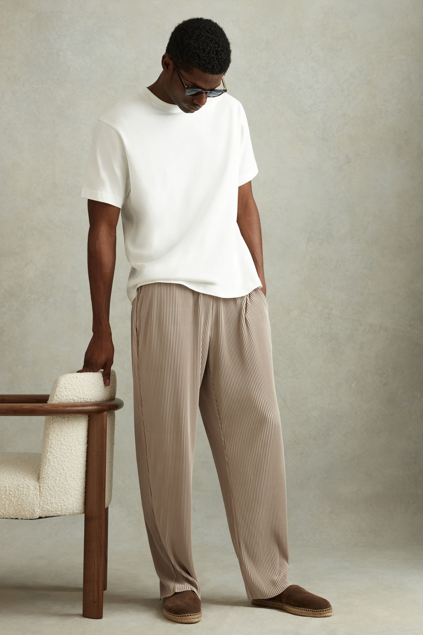 Reiss Malin Champagne Elasticated Plisse Trousers, M, Navy/Camel