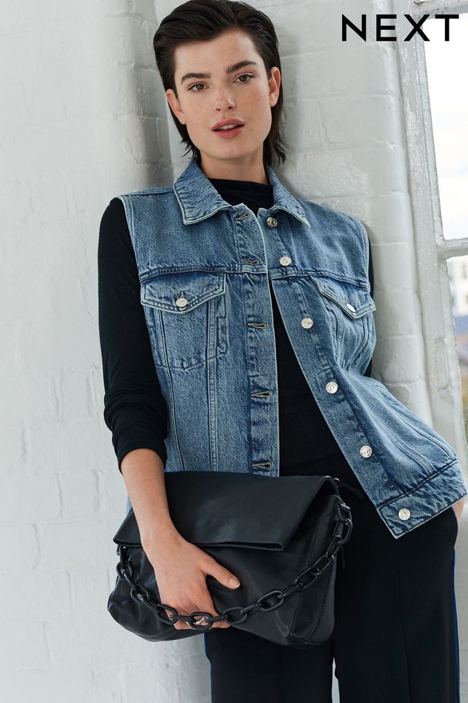 Short denim sale jacket outfit