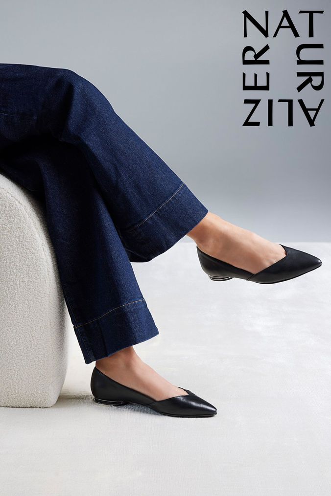 Naturalizer pointed best sale toe flats