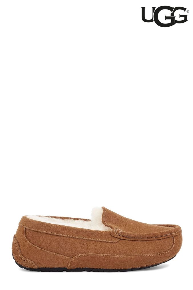 Boy uggs deals near me