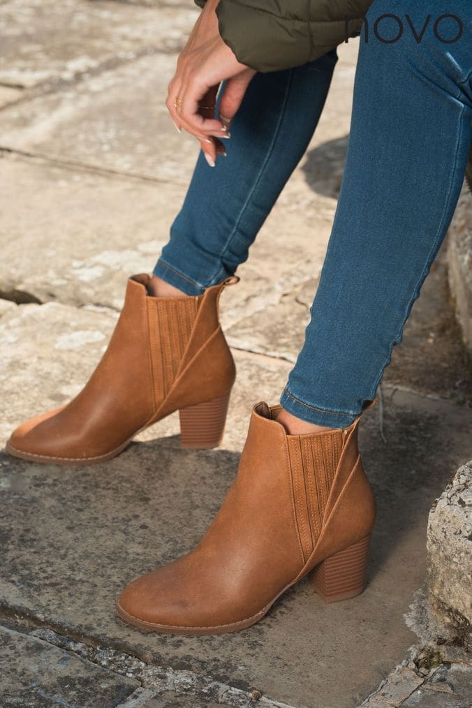 Novo tan boots top
