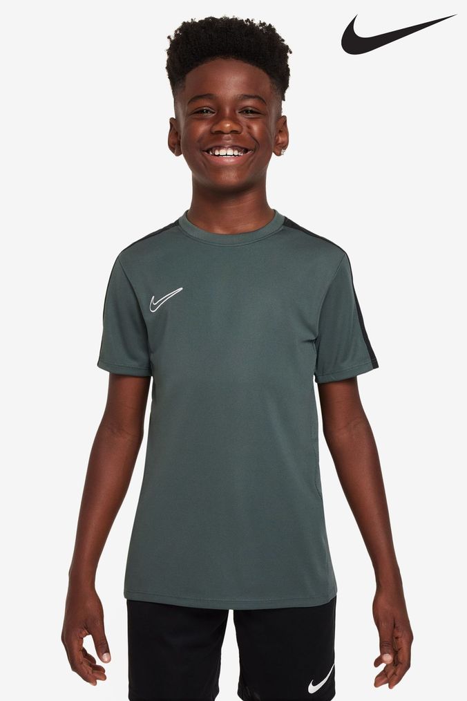 Boys green nike shirt outlet