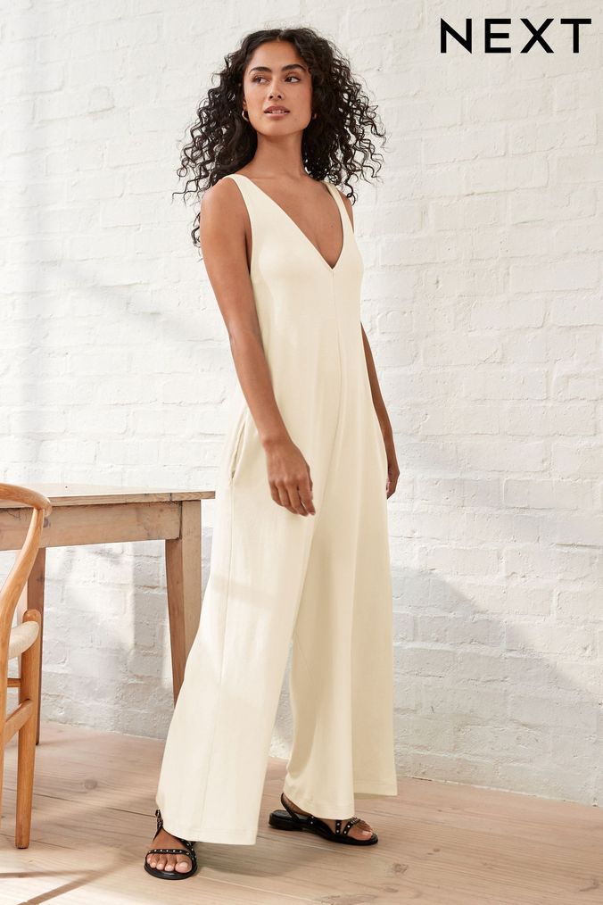Long party jumpsuit with strapless neckline | INVITADISIMA