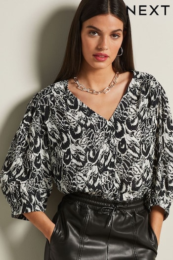 Black and White Mono Feather Print Curved Hem 3/4 Sleeve V-Neck Top (930097) | £20