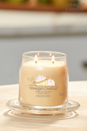 Yankee Candle Signature Medium Jar Vanilla Cupcake Scented Candle (965688) | £25