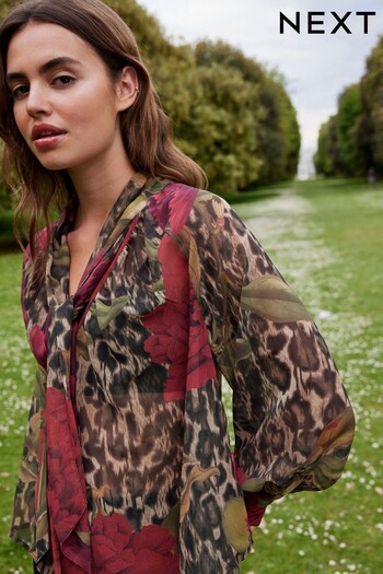 Floral Fantasy: Embracing the Beauty of Spring with Ladies' Blouses - Iconic Floral Printed Blouses