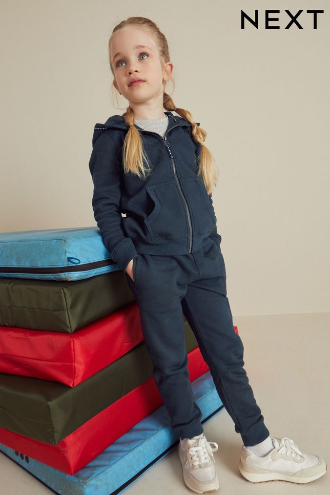 Sports clothes discount for girl