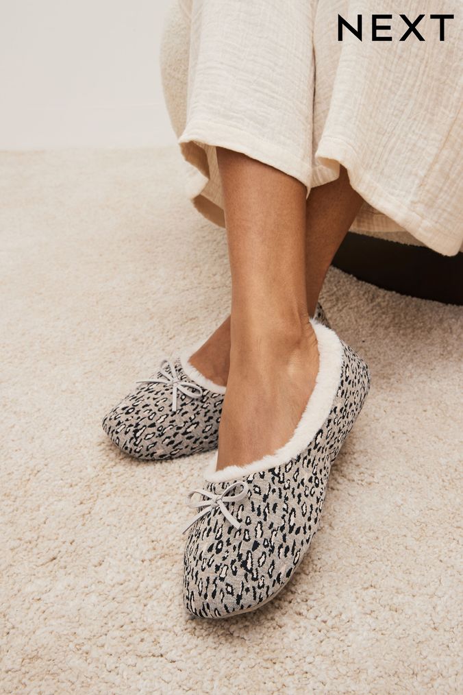 Discover 145+ women wearing slippers esthdonghoadian