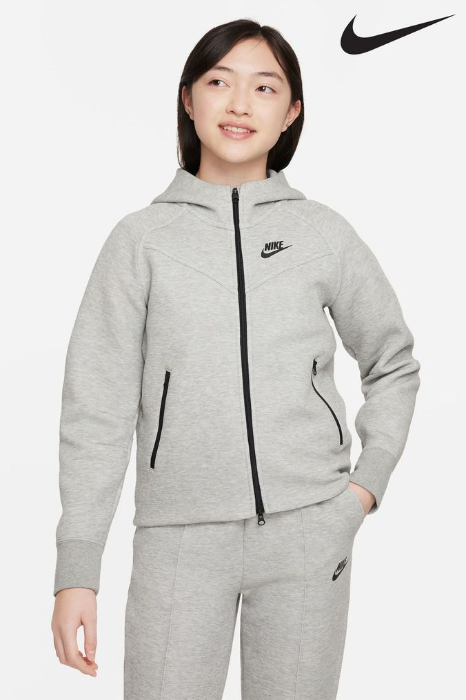 Girl nike store outfits