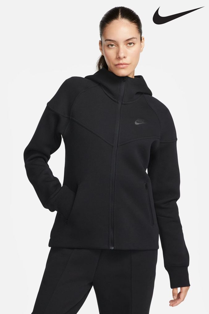 Female nike tech hotsell