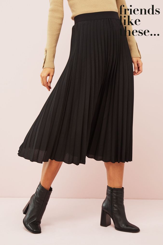 Long pleated skirt on sale outfits