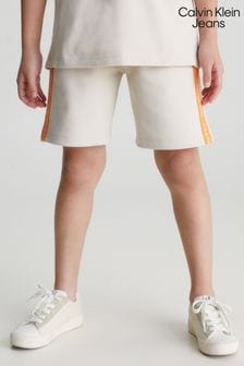 Chłopięce szorty dresowe Calvin Klein Jeans w kolorze naturalnym z logo i lampasami (111987) | 190 zł
