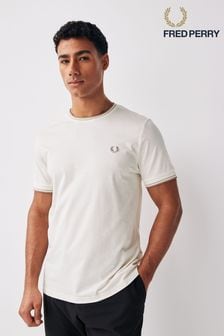 Ecru/Beige/Warmes Steingrau - Fred Perry T-Shirt mit doppeltem Streifen und Logo (141685) | 76 €