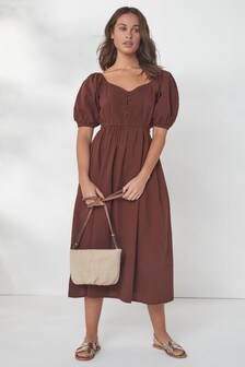 Robe mi-longue à encolure en cœur