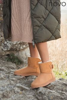 Novo Lorna Flache Stiefel mit Zierschleife und Futter aus Fellimitat (222391) | 21 €