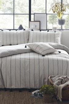 סט ציפוי לפוך וכריות של Appletree דגם Delta עם פסים בצבע בז׳