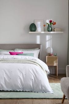 סט ציפיות וציפה לפוך עם רקמת נקודות ושוליים מסולסלים בלבן