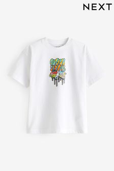 Biały z nadrukiem graffiti - Luźna koszulka z krótkim rękawem i grafiką (3-16 lat) (237601) | 35 zł - 55 zł
