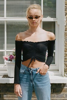 Haut court froncé avec encolure bardot