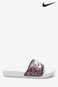 Claquettes Nike Benassi imprimées