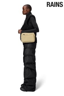 حقيبة تعلق حول الجسم طراز كارجو بتصميم صندوقي ولون طبيعي من Rains (281881) | 49 ر.ع