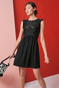 Robe brodée à manches volantées