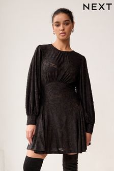 Черный с фактурным цветочным принтом - Платье мини с длинными рукавами (303292) | €50