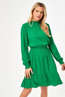 Robe à encolure montante