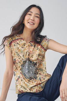 Haut avec nœud sur le devant