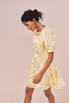 Mini-robe à manches bouffantes