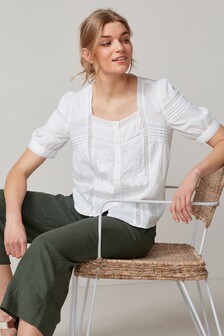 Haut avec encolure carrée et empiècement en dentelle