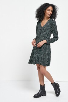 Robe à col V plissée
