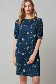 Robe à smocks et manches courtes