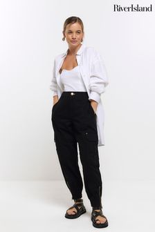 Negro - Pantalones cargo petite con bajo ajustado y cinturón del mismo tejido de River Island (506534) | 57 €