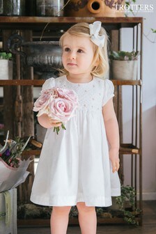 שמלה לבנה של Trotters London עם עיטור ורדים וציפקה בעבודת יד