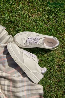 حذاء رياضي أبيض بنعل مصبوب بتفاصيل أجرام فضائية لون فضي من ‪Barbour®‬​​​​​​​ (551717) | 701 د.إ