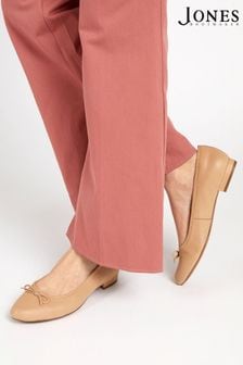 حذاء باليرينا جلد بكعب منخفض لون كريم Soleil من Jones Bootmaker (564395) | 567 ر.س