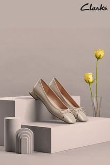 Naturfarben - Clarks Ubree15 Step Schuhe aus Lackleder (591010) | 123 €