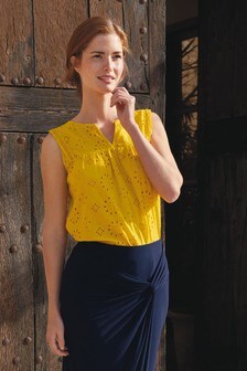 Top brodé sans manches