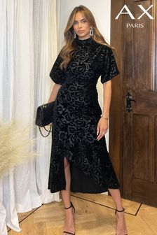 Czarna aksamitna żakardowa sukienka midi AX Paris z asymetrycznym dołem i stójką (710371) | 241 zł