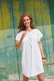 Robe ornée de broderies