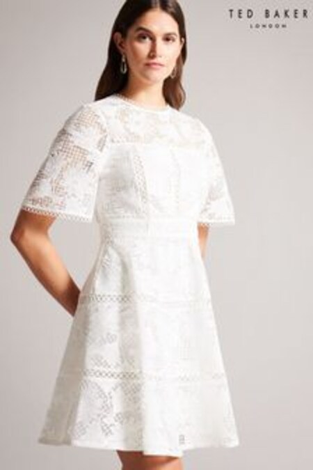 فستان أبيض طبقات ضيق من أعلى وانسيابي من أسفل Lydiiha من Ted Baker (732321) | 1,359 د.إ