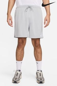 Gris humo - Pantalones cortos de malla con diseño fluido Club de Nike (775277) | 57 €