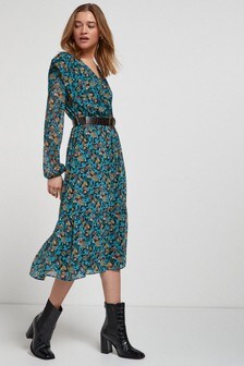 Robe avec détail à l'épaule et col en V